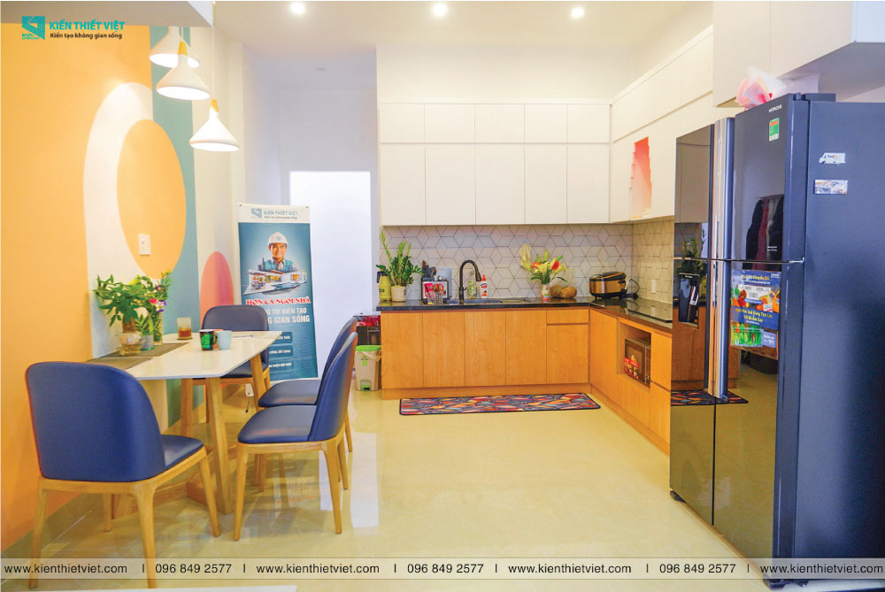 Phối cảnh 3D – [Hình thực tế] – Nhà phố 1 trệt 2 lầu nổi bật với nội thất color block (3)