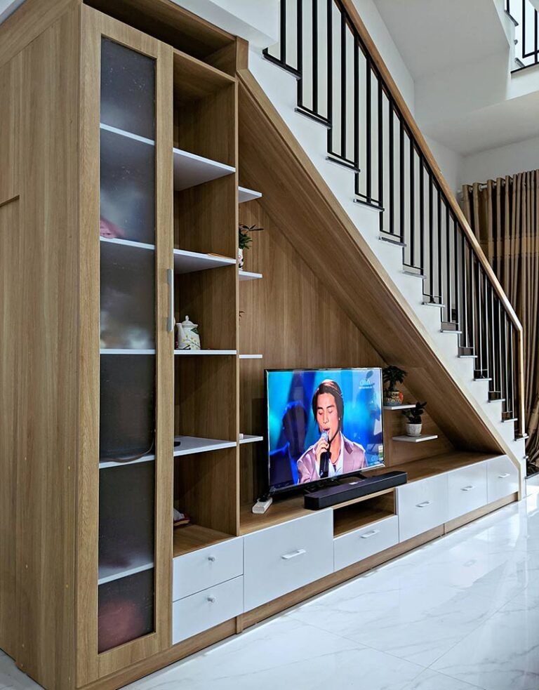 mẫu thiết kế tivi dưới gầm cầu thang