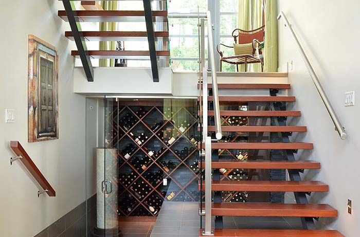 mẫu thiết kế tủ rượu dưới gầm cầu thang