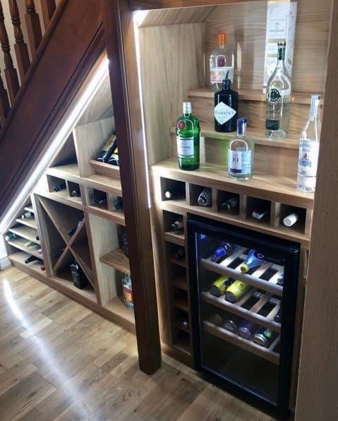 mẫu thiết kế tủ rượu dưới gầm cầu thang